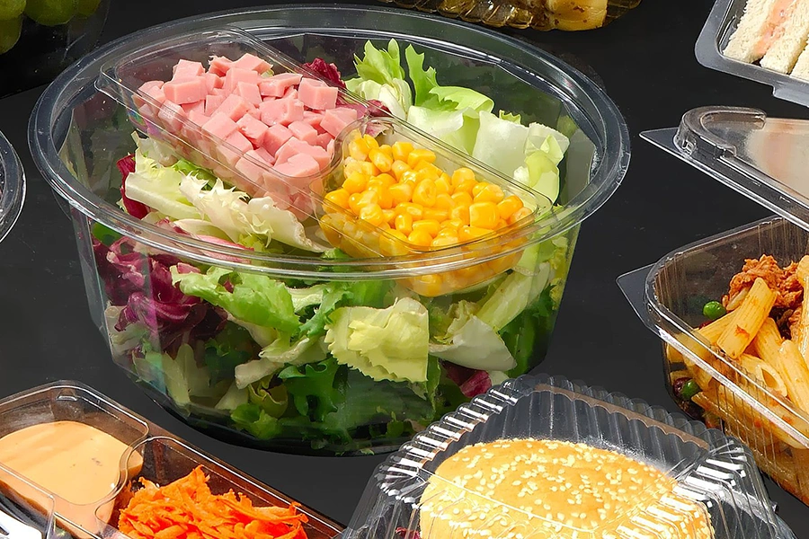 مقادیری مواد غذایی درون ظروف پلاستیکی